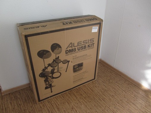Коробка с Alesis DM8 USB Kit весит 26 кг.