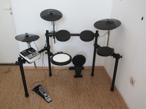 Alesis DM8 USB Kit - бюджетная полноразмерность.