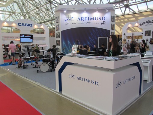Знакомый стенд ArtiMusic с электронными ударными установками XM-World