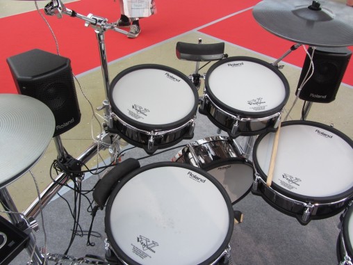 Roland BT-1 можно разместить как отдельно, так и прикрепить к ободу барабана.