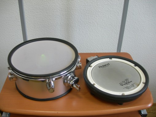 Одинаковые по цене пэды: слева FAEBIZ-10, справа Roland PDX-8