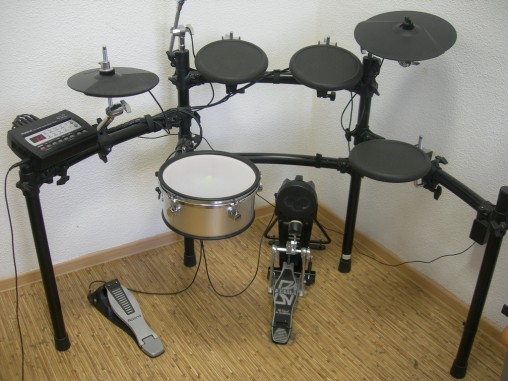 FAEBIZ-10 и Roland TD-3. Работает хорошо, выглядит еще лучше.