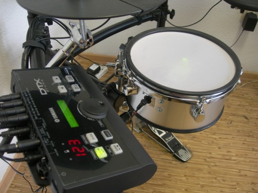 Совместно Yamaha DTX500 в качестве малого барабана пэд "завелся" как однозонный.
