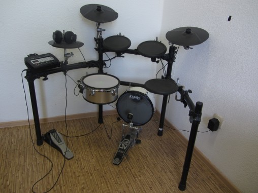 White Rabbit в сете с Roland TD-3 или боевой кролик в действии.