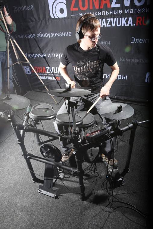 Знакомимся с Medeli DD512...