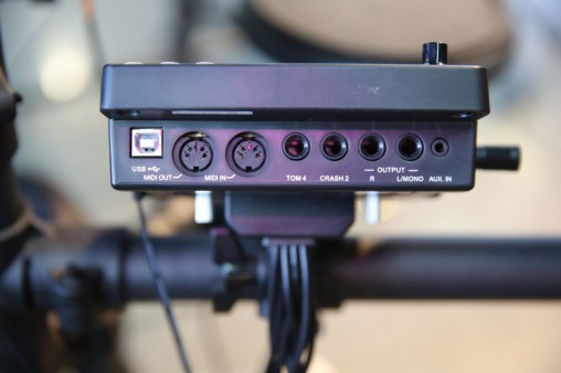 На задней панели разместились разъемы MIDI, USB, 2 входа для дополнительных пэдов, линейные выход и выход на наушники.