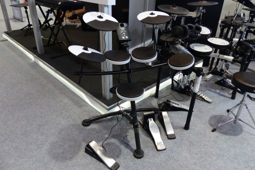 Roland TD-1K компактно, но удобно. Все под рукой.