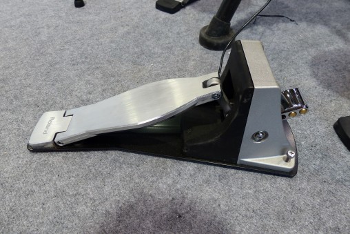 Roland KD-10 компактная педаль с натуральным отскоком.