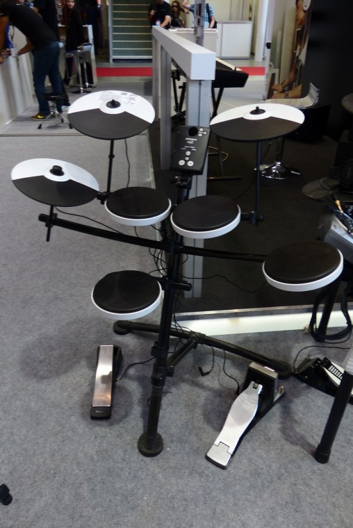 Roland TD-1K - новая компактная установка.