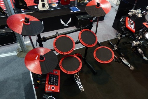 Что это за красные Medeli DD505 ?