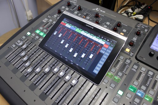 Behringer X32 работает с планшетом
