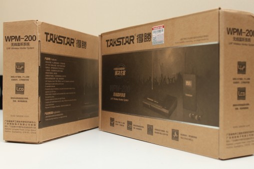 Набор Takstar WPM-200 упакован в небольшую картонную коробку