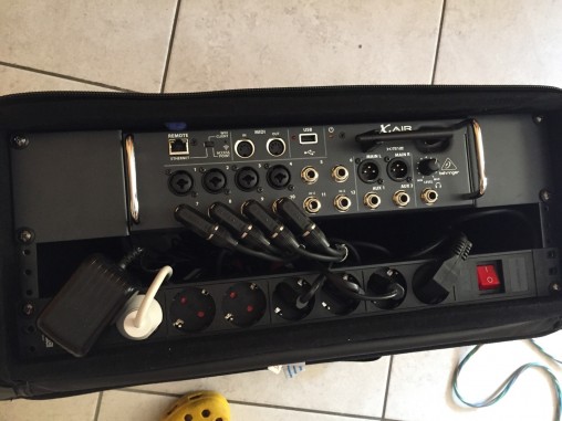 Behringer X Air в сумке-кофре