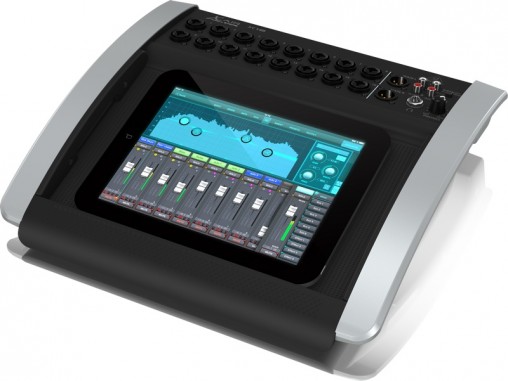 Цифровой микшер Behringer X Air X18 в "настольном" варианте.